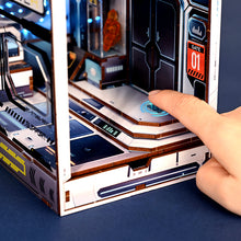 Lade das Bild in den Galerie-Viewer, Book Nook - 3D Miniaturhaus - DIY - SL-15 - Alien HUB inkl. Licht