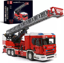 Lade das Bild in den Galerie-Viewer, Mould King 17022 - Fire Truck - Feuerwehrauto inkl. Motor und RC - Neu - 4886 Teile - OVP
