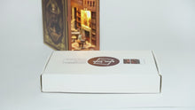 Laden und Abspielen von Videos im Galerie-Viewer, Book Nook - 3D Miniaturhaus - DIY - BV02-003 - Grimms small Building inkl. Licht
